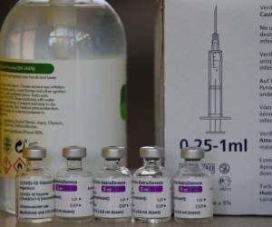 Vacunas de AstraZeneca listas para ser aplicadas llegarían al país a finales de febrero de acuerdo a Covax. Foto: AP.