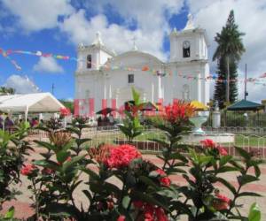 Para los próximos días estarán a la venta una serie de productos tradicionales en los alrededores de la iglesia catedral de Danlí. Foto Juan Flores / EL HERALDO