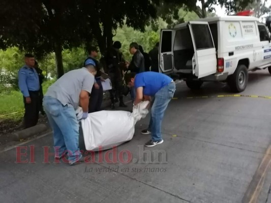 El personal de Medicina Forense hizo el levantamiento del cuerpo en la cuesta El Chile de Tegucigalpa, capital de Honduras. Foto: EL HERALDO.