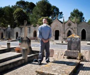 El español Xesc Bisbal, de 51 años, sepulturero, posa en el cementerio de Algaida en la isla de Mallorca, España. Foto: Agencia AFP.
