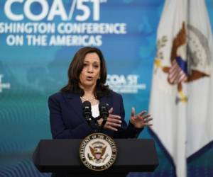 La vicepresidenta Kamala Harris pronuncia un discurso en la Conferencia de Washington sobre las Américas desde el Auditorio de la Corte Sur en el campus de la Casa Blanca en Washington. Foto:AP