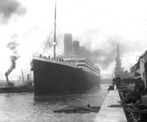 El Titanic fue el barco de pasajeros más grande y lujoso de la época. Se suponía que haría un viaje desde Inglaterra a Estados Unidos.