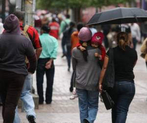 Las autoridades de Copeco recomiendan mantener abrigados a los niños y adultos mayores para evitar complicaciones a la salud por las bajas temperaturas. (Foto: El Heraldo)