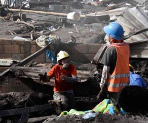 Los rescatistas buscando bajo los escombros que dejó el paso de la erupción del volcán de Fuego. (AFP)