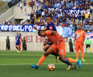 Marco Tulio Vega peleando por el balón en el estadio Emilio Williams de Choluteca. (Foto: Ronal Aceituno / Grupo Opsa).