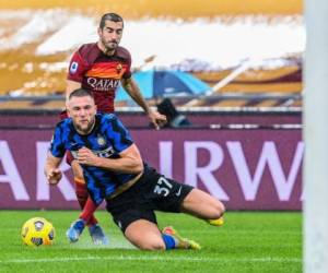 El defensa eslovaco del Inter de Milán Milan Skriniar (delantero) y el centrocampista armenio de la Roma Henrikh Mkhitaryan van por el balón durante el partido de fútbol de la Serie A italiana. Foto: AFP