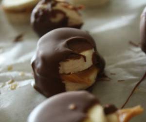 Te mostramos una forma original de hacer un postre con bananas bañadas en chocolate. Foto sabrosía.