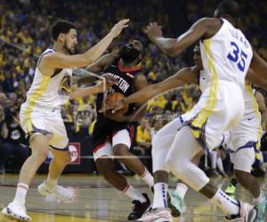 Durant tenía previsto hacerse una resonancia el jueves, tras lastimarse la pantorrilla derecha en el tercer cuarto. Foto:AP