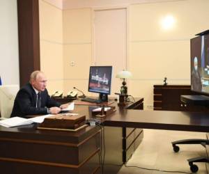 El presidente ruso, Vladimir Putin, asiste a una reunión de teleconferencia con funcionarios y representantes públicos de la República de Daguestán de Rusia en medio de la pandemia de coronavirus en la residencia del estado de Novo-Ogaryovo fuera de Moscú el 18 de mayo de 2020. Foto: Agencia AFP.