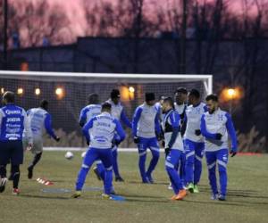 La H reconoció la cancha esta noche bajo una temperatura de 6 grados. (Foto: Twitter Selección Nacional de Honduras)