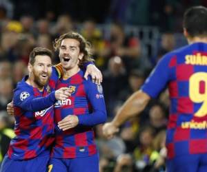 Lionel Messi (izquierda) festeja tras anotar el segundo gol del Barcelona junto a Antoine Griezmann (centro) y Luis Suárez en el partido contra Borussia Dortmund en la Liga de Campeones. Foto: AP