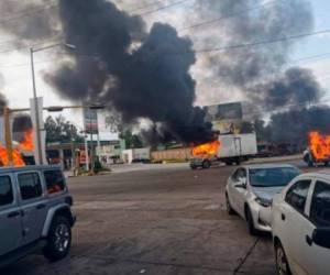 Uno de los enfrentamientos se registró en un vecindario de Tamaulipas, mientras que los videos que circularon en las redes sociales mostraron a personas en pánico buscando refugio al interior de la tienda mientras se escuchaban balazos. Foto: Cortesía El Universal.