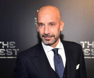 El ex jugador de Italia Gianluca Vialli posa para una fotografía cuando llega a la ceremonia de los Mejores Premios de Fútbol FIFA, en Londres. Foto: Agencia AFP.