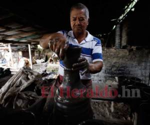 Don Ángel da forma al rostro del mítico personaje Groot. Fotos: Emilio Flores / EL HERALDO.