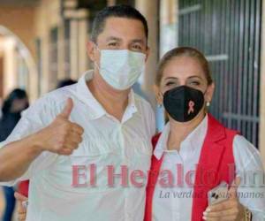 Asley Cruz votó junto a su esposa Delmy Manzanares. Foto: Cortesía/El Heraldo