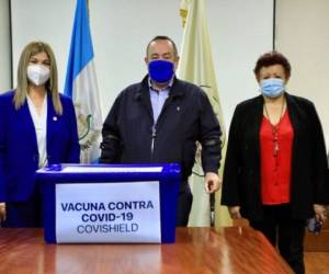 El presidente de Guatemala, Alejandro Giammattei, hizo entrega de 5,000 vacunas que serán destinadas al Instituto Guatemalteco de Seguridad Social (IGSS) en donde se procederá a inmunizar al personal de primera línea. Foto: Twitter Alejandro Giammattei