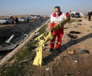 Rescatistas buscan restos de las personas que iban en el vuelo. Foto: AFP.