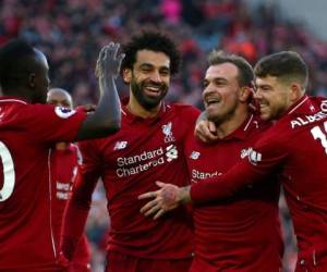 Xherdan Shaqiri de Liverpool, segundo a la derecha, celebra anotar el tercer gol de su equipo en el juego con Sadio Mane, a la izquierda, Mohamed Salah y Alberto Moreno durante el partido de fútbol de la Premier League inglesa entre Liverpool y Cardiff City en Anfield, en Liverpool, Inglaterra, sábado, octubre .27, 2018.