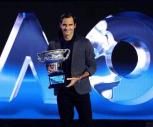 El campeón defensor Roger Federer, sostiene la Copa Norman Brookes Challenges en la ceremonia oficial de la gráfica antes del Abierto de Australia. Foto AP