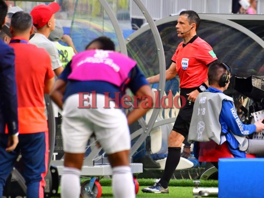 El árbitro serbio Milorad Mazic deja el terreno de juego para verificar la repetición del VAR durante el partido de fútbol del Grupo H de la Copa Mundial 2018 entre Senegal y Colombia en el Samara Arena de Samara el 28 de junio de 2018. RESTRINGIDO AL USO EDITORIAL - SIN ALERTA MÓVIL ALERTA / DESCARGAS.