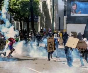 La oposición mantendrá las protestas pese a la prohibición del gobierno de realizar movilizaciones que afecten la elección de los 545 asambleístas. Foto: AFP