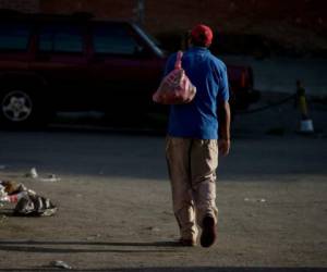 El derrumbe de la economía como consecuencia de la caída de los precios del petróleo ha obligado a los venezolanos a convivir con una nueva realidad. Foto: AP