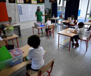 Varias escuelas en el mundo están preparando protocolos para retornar a las aulas de clase. Foto: AFP