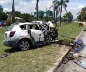 El vehículo donde se conducían las víctimas quedó totalmente destruido en su parte frontal.