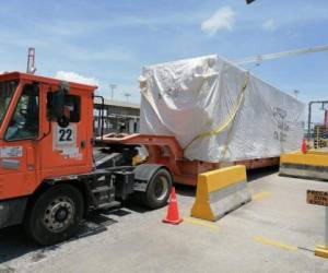 Los contenedores que traen los hospitales móviles llegaron a Puerto Cortés la mañana del viernes.