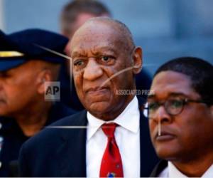 En esta foto del 26 de abril del 2018, Bill Cosby, en el centro, sale del Tribunal del Condado de Montgomery en Norristown, Pennsylvania. Cosby será sentenciado el martes 25 de septiembre tras haber sido hallado culpable de tres cargos de abuso sexual agravado.