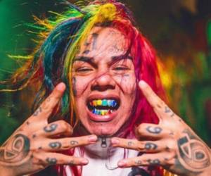 Tekashi 6ix9ine de 26 años estaba bajo libertad condicional, luego de ser sentenciado por grabar a una menor de edad mientras le realizaba sexo oral y posteriormente publicar el vídeo en Internet.