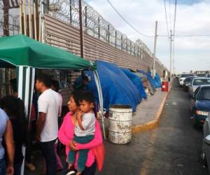 Miles de migrantes se encuentran en los albergue del sur de Estados Unidos a la espera de ser llamados para seguir el proceso de la solicitud de asilo. Foto: AP / Elliot Spagat