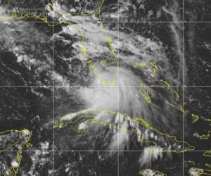 Esta imagen del sábado 12 de septiembre de 2020 proporcionada por la Oficina Nacional de Administración Oceánica y Atmosférica muestra la formación de la tormenta tropical Sally frente al sur de Florida.