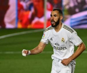 El delantero francés del Real Madrid Karim Benzema celebra tras anotar durante el partido de fútbol de la Liga española entre el Real Madrid CF y el Villarreal CF en el estadio Alfredo di Stefano en Valdebebas, en las afueras de Madrid, el 16 de julio de 2020.