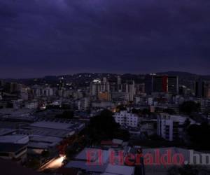 La corriente se cortó en Caracas a las 8:00 de la noche, provocando el colapso del tráfico debido al desalojo del metro y fallas con los semáforos. Mareas de personas caminaron varios kilómetros tras salir de sus trabajos. Foto AFP