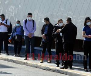 El uso de mascarillas se ha cumplido para el ingreso a empresas formales. Fotos: David Romero / Emilio Flores / EL HERALDO.