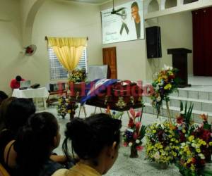 En la Iglesia Evangélica Centroamericana velan los restos del exjugador hondureño Juan Carlos García. (Foto: EL HERALDO)