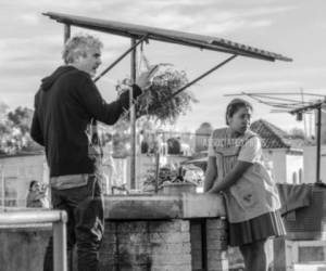 Alfonso Cuarón, izquierda, y la actriz Yalitza Aparicio en el set de 'Roma' en una fotografía proporcionada por Netflix.