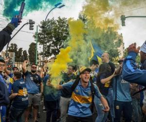 Envueltos en el humo azul y amarillo de las bengalas los hinchas de Boca se ilusionan con que el equipo que conduce Guillermo Barros Schelotto obtenga su séptima Copa Libertadores.