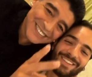 El cantante Maluma se reunió con Maradona para ver el partido de Colombia contra Polonia.