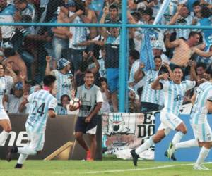 Atlético Tucumán se adjudicó la serie con un marcador global de 3-2. Foto AFP
