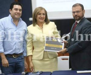 Rubén Moreno entregó una copia del informe de la auditoría de las firmas recolectadas, de las cuales se validaron casi el 84 por ciento, foto: Johny Magallanes/El Heraldo Honduras/Noticias de Honduras.
