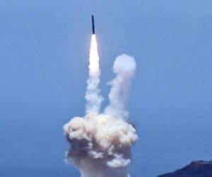 Un cohete diseñado para interceptar misiles balísticos intercontinentales es lanzado de la Base Vandenberg. Foto AP