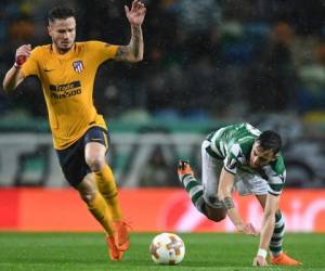 El centrocampista portugués del Sporting Bruno Fernandes (R) compite con el centrocampista español del Atlético Saúl Niguez. Foto: AFP