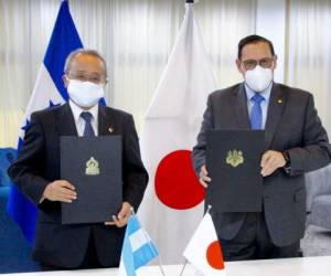 El embajador japonés Norio Fukuta en la firma del préstamo junto a Lisandro Rosales. Foto: Facebook