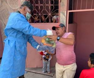 Los habitantes de las colonias recibieron bolsas con alimentos.