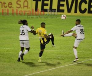 El duelo se desarrolla en el estadio Morazán de San Pedro Sula.