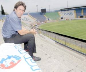 Héctor Vargas, técnico de Olimpia, posa para el lente de EL HERALDO