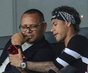 El papá de Neymar junto a su hijo en el Parque de los Príncipes del PSG. (AFP)