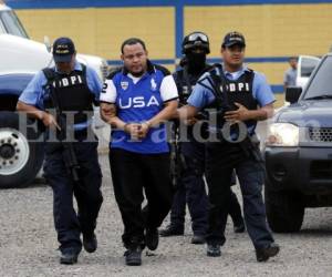 El instante en que el hondureño Sixto Obed Argueta García, pedido en extradición por Estados Unidos, llegaba a las instalaciones de la DPI de Tegucigalpa, foto: Estalin Irías / EL HERALDO.